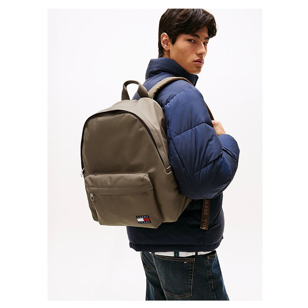 detail Tommy Hilfiger pánský batoh AM0AM13726 GWN Velvet Brown