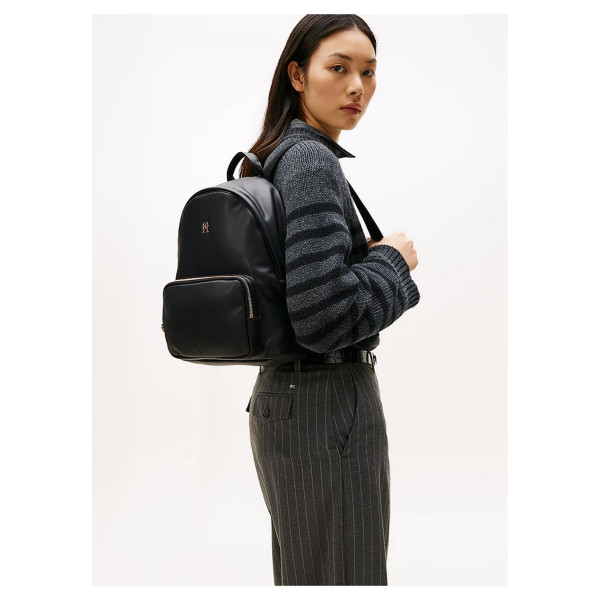 detail Tommy Hilfiger dámský batoh AW0AW17652 BDS Black