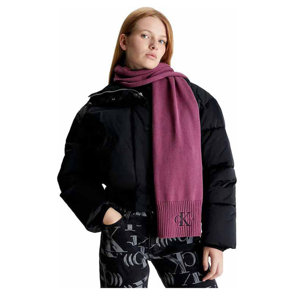 detail Calvin Klein dámská šála K60K611262 VAC amarath