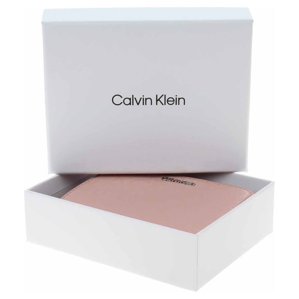 detail Calvin Klein dámská peněženka K60K609996 0J1 Cafe Au Lait Mono