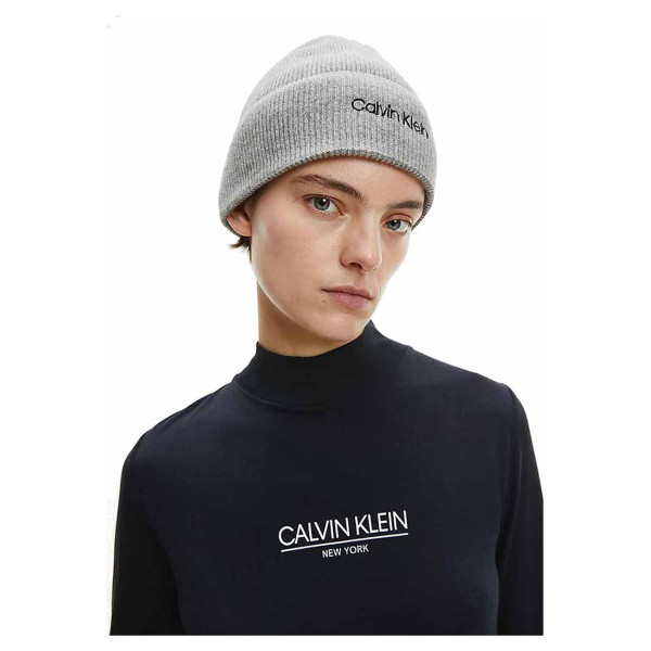 detail Calvin Klein dámská čepice K60K608519 0IR grey melange