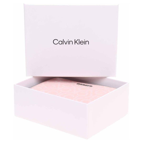 detail Calvin Klein dámská peněženka K60K608910 0JV spring rose mono